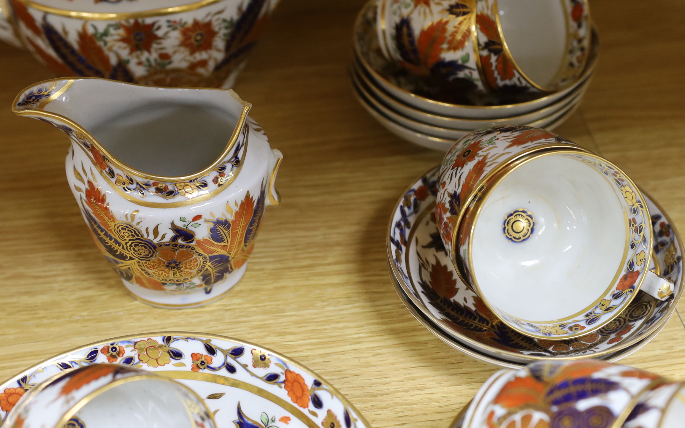 An early 19th century Chamberlain Worcester Japan pattern teaset, 43 pieces